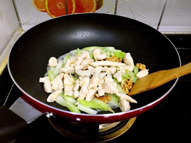 倒入炒好的鸡胸肉，翻炒均匀。
