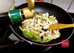 西芹核桃仁炒鸡胸的做法图解8