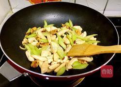 西芹核桃仁炒鸡胸的做法图解9