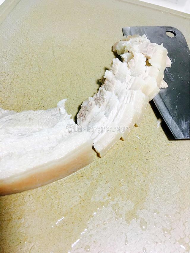 煮好的五花肉用冷开水冲洗一下，令肉质更爽口，接着切薄片（大约3毫米）