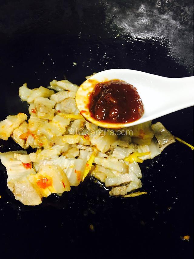放入李锦记美味辣黄豆酱和李锦记天成鲜酱油爆炒入味。