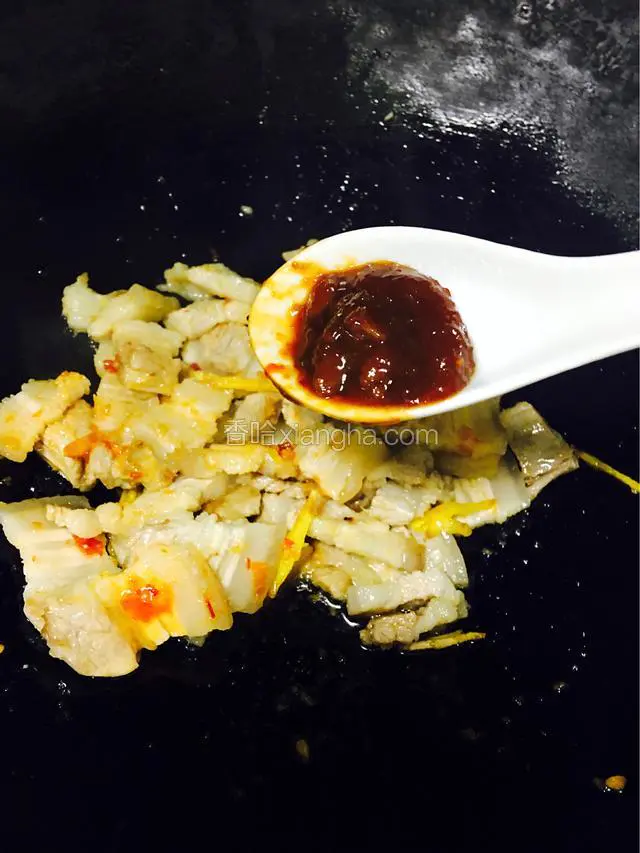 放入李锦记美味辣黄豆酱和李锦记天成鲜酱油爆炒入味。