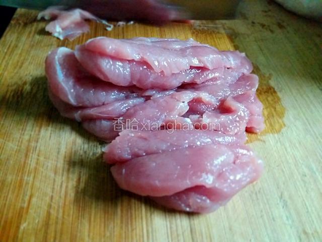 猪里脊肉洗净切粗丝；