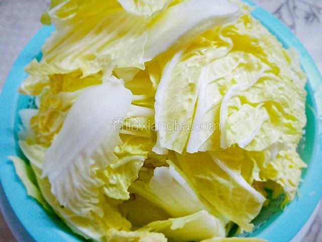 大白菜洗净掰成小块；（大小根据自身喜好调整）