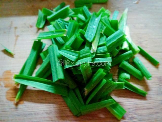 青蒜苗洗净切段；