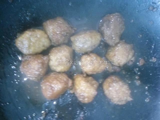 用铲子炒匀,视情况可在加少量水,盖上锅盖煮上一会儿。