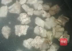 玉米胡萝卜炖排骨的做法图解1