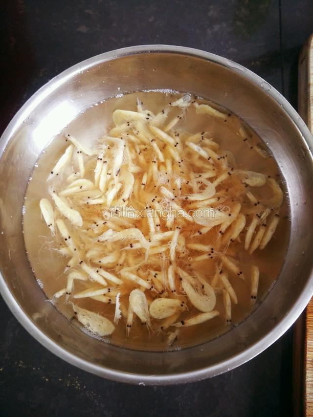 虾皮提前用冷水浸泡一会儿，中途换一两次水