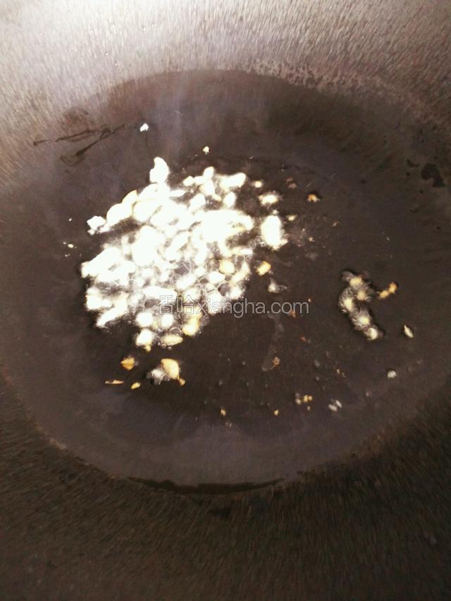 热锅倒油烧至三成热转中火，爆香蒜末