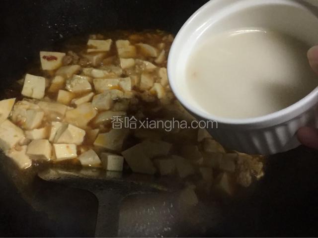 倒入豆腐里面，迅速翻拌