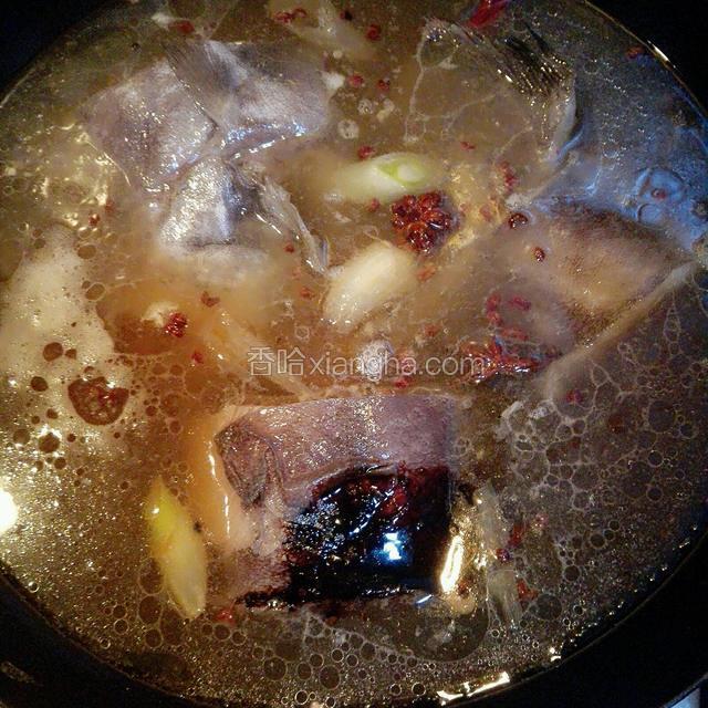放入鲽鱼块，同时加少许生抽，老抽，料酒，白酒和少许醋去腥