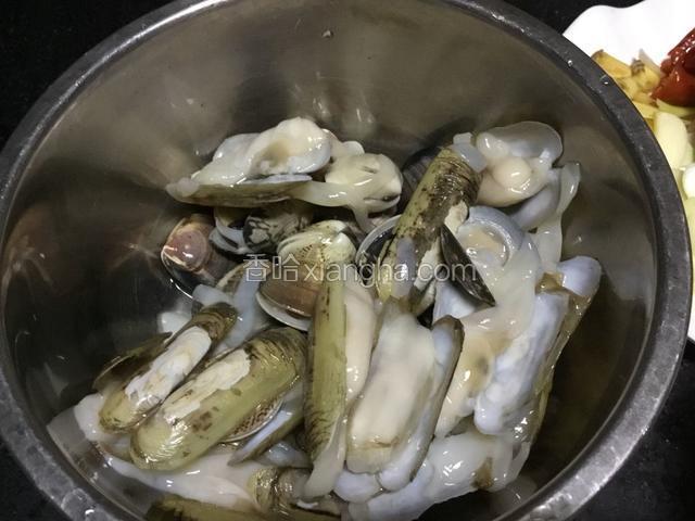 买回来的蛏子用盐水养2小时(为了让蛏子吐沙),洗干净备用