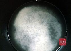 冰糖雪梨百合粥的做法图解1