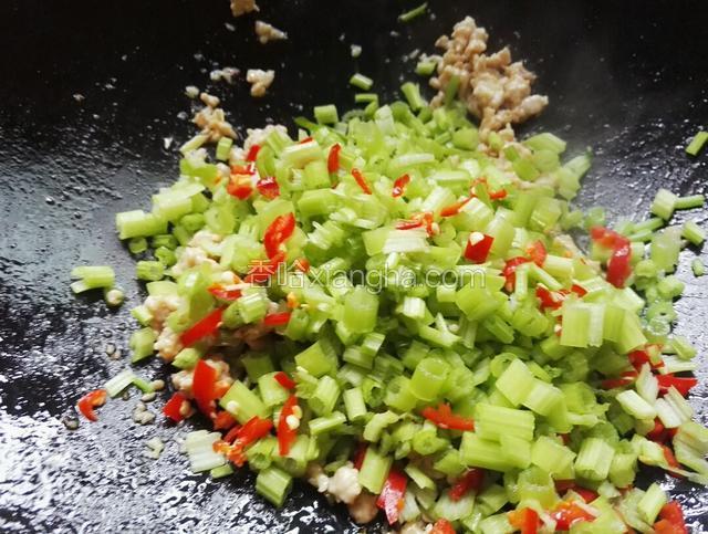 下入芹菜，调入适量盐和鸡精，洒适量清水翻炒一两分钟即可出锅