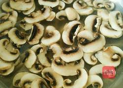 辣番香肠炒口蘑的做法图解1