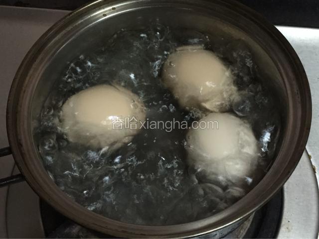 鸡蛋煮熟捞起，用凉水冲洗去壳