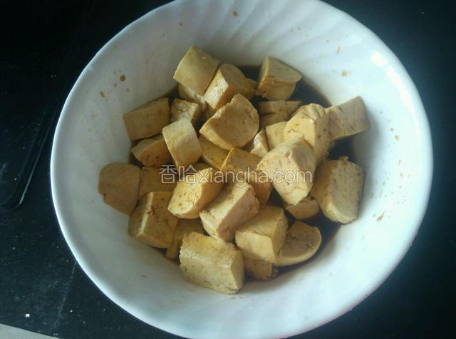 把豆腐导入糖醋汁里面浸泡5分钟，再把底下的豆腐轻轻翻到上面再泡5分钟，确保每一块豆腐都浸到糖醋汁。
