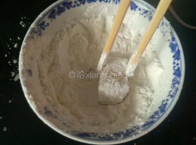 把浸泡过的豆腐沾上玉米淀粉。