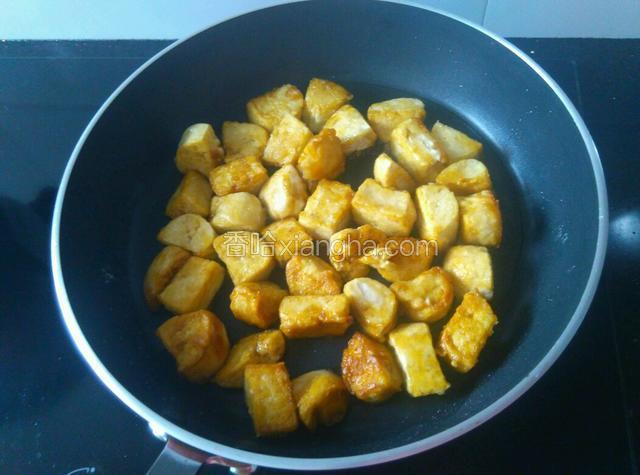 把所有豆腐煎成每个面都呈金黄色。