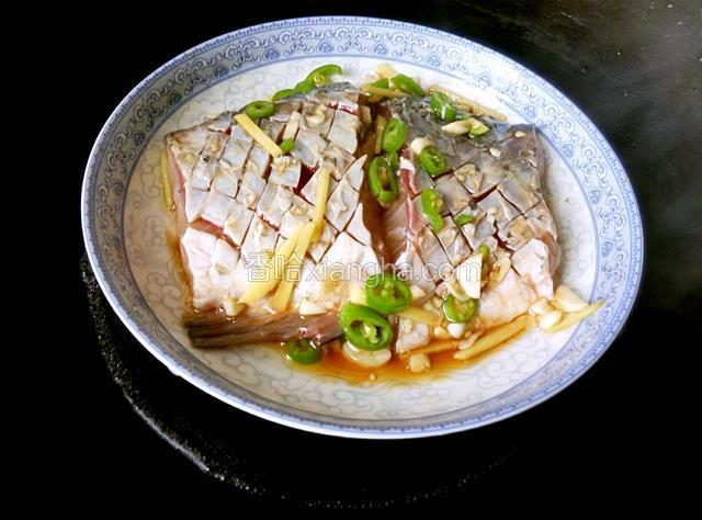 锅内放水400ml煮滚，放入蒸鱼碟，密封蒸10分钟。