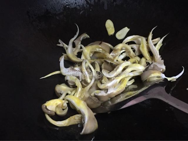倒入蘑菇烧微翻炒一下，倒入一大碗水或者高汤