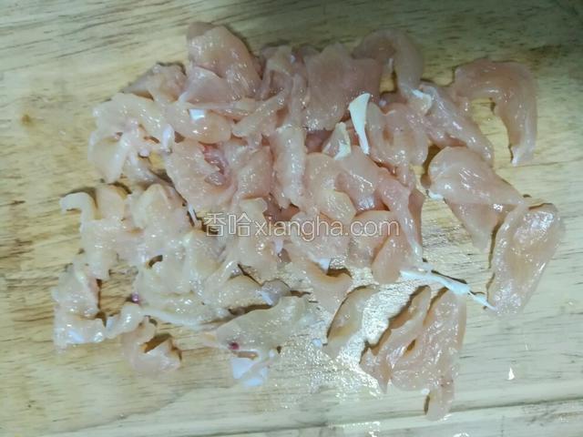 鸡胸肉切薄片。