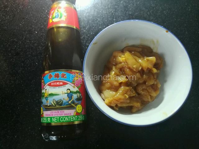 鸡肉加淀粉，李锦记后庄蚝油，料酒抓匀，腌十分钟，下锅前撒一点点盐，辅料另外放盐。