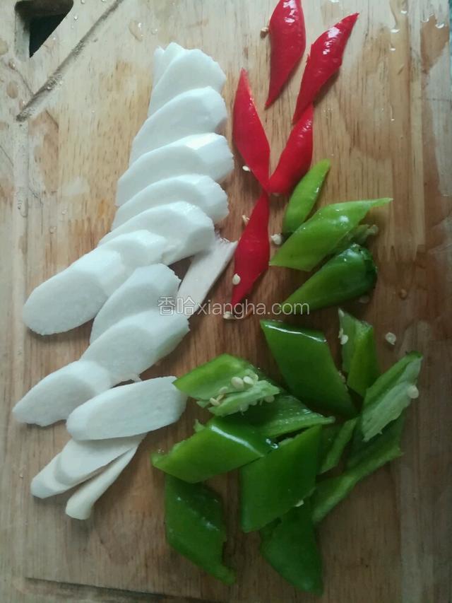 山药切斜片，青椒和红尖椒切菱形片。