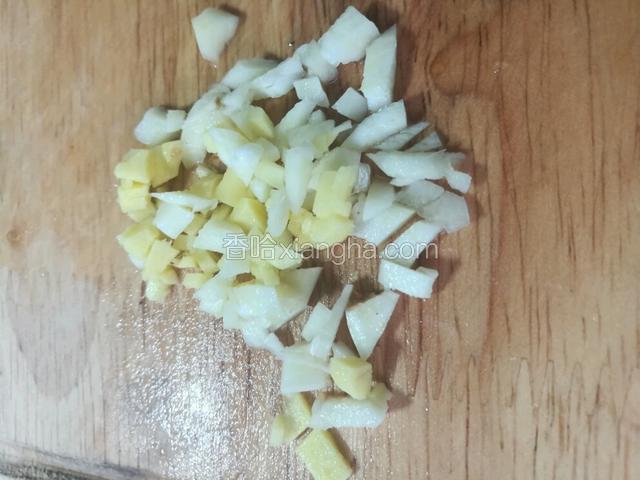 准备一点点姜蒜碎。