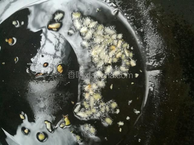 坐锅热油，小火煸香姜蒜。