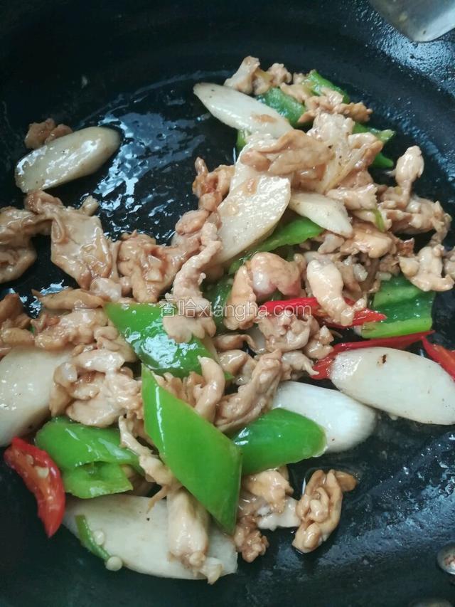 倒入炒过的鸡肉一起翻炒。