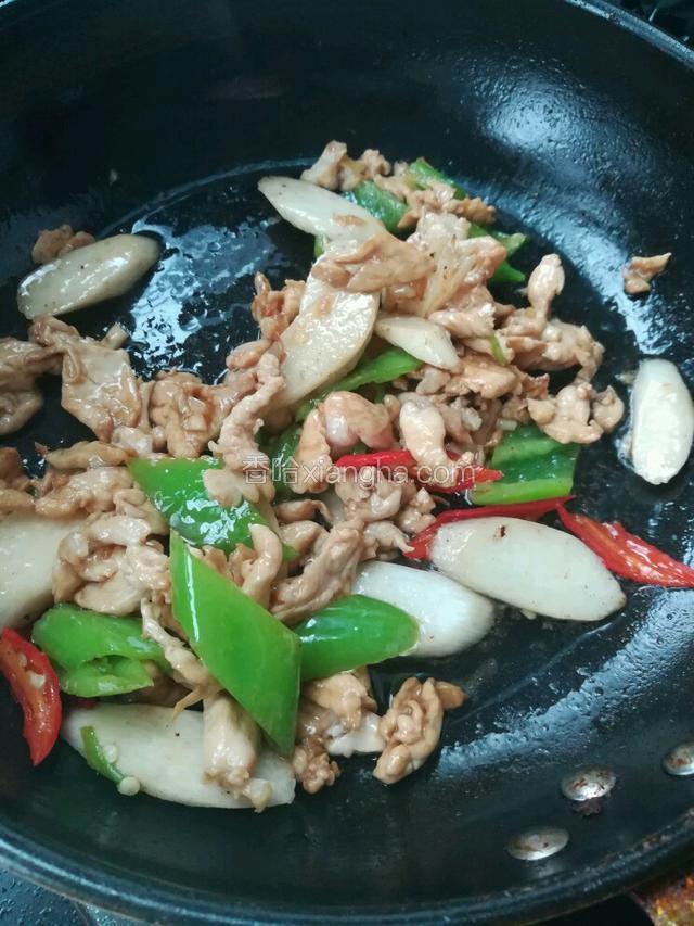 撒一点点李锦记特鲜酱油炒匀出锅。