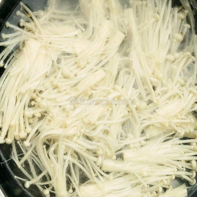 锅中水开，加一点盐和油，放入金针菇，焯一下捞出沥水待用。