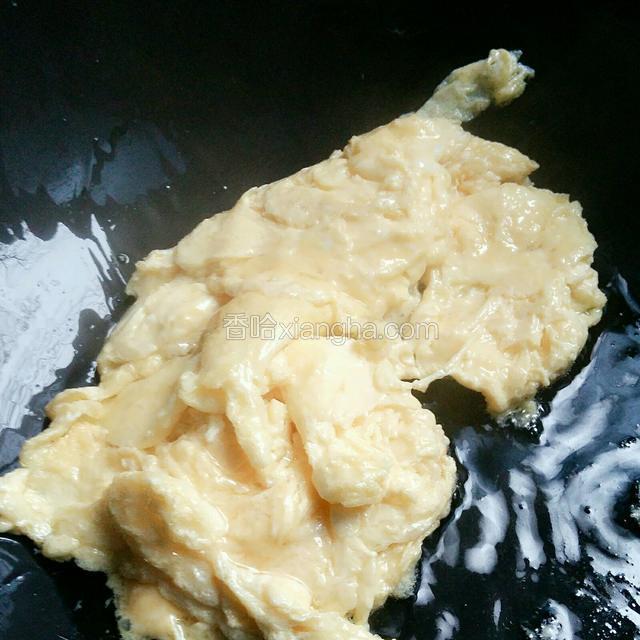 锅中加适量油烧热后，炒熟鸡蛋。