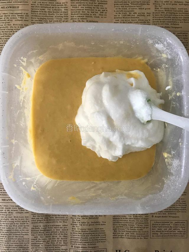 用橡皮刮刀取三分之一蛋白到蛋黄盆里，轻轻翻拌，像炒菜一样，不要打圈圈搅拌，容易消泡