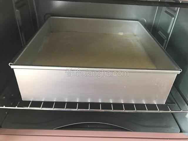 烤箱预热，放入烤箱下层，160度烘烤50分钟左右