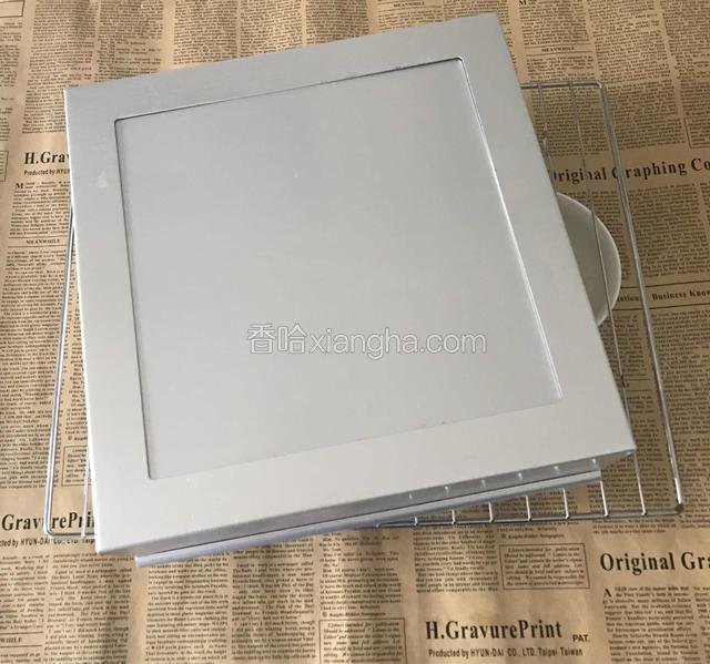 出炉后举起蛋糕模具摔几下，震出蛋糕体内的热气，同时也起到下拉的作用，防止蛋糕塌陷，然后迅速倒扣在烤网上