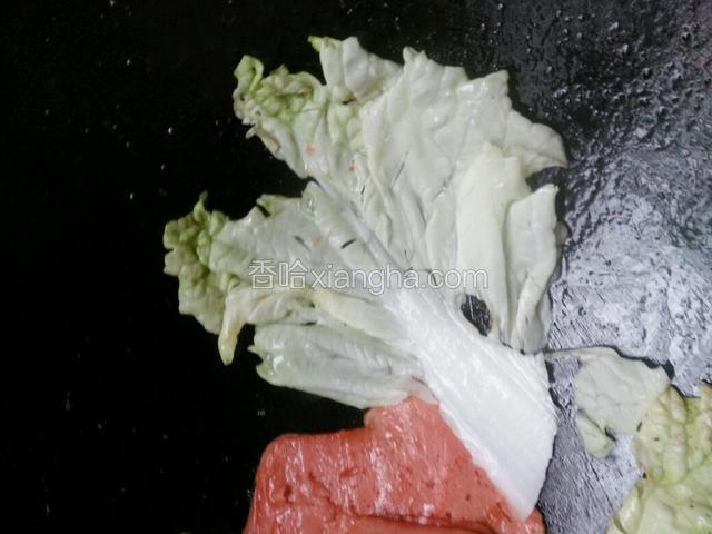 再把白菜叶子煎一下，因为家里青菜没有了，所以用白菜叶代替。
