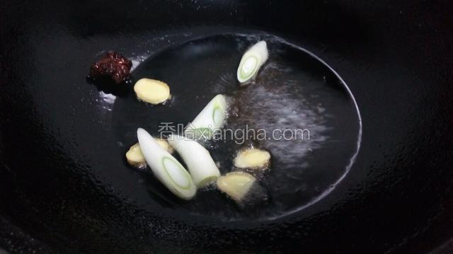 待白糖融化后将葱姜八角放入锅中煸香