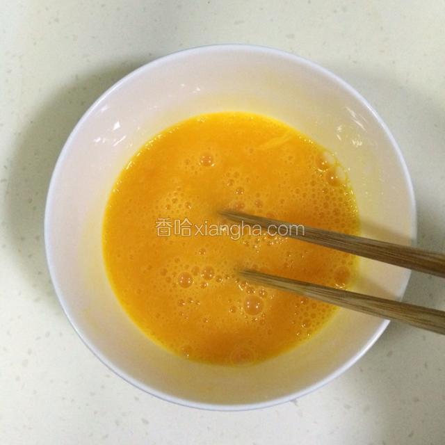 用筷子搅拌均匀。