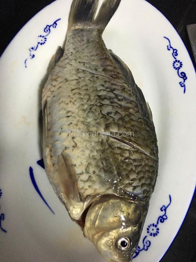 鱼洗净沥水，背部打上花刀