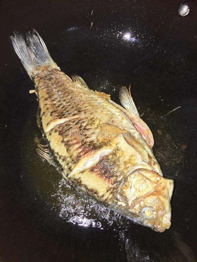 锅烧热放适量的油，油烧九成热放入鱼，煎至两面金黄色