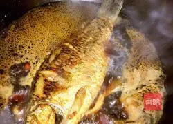 Illustration of how to make sweet and sour crucian carp 4