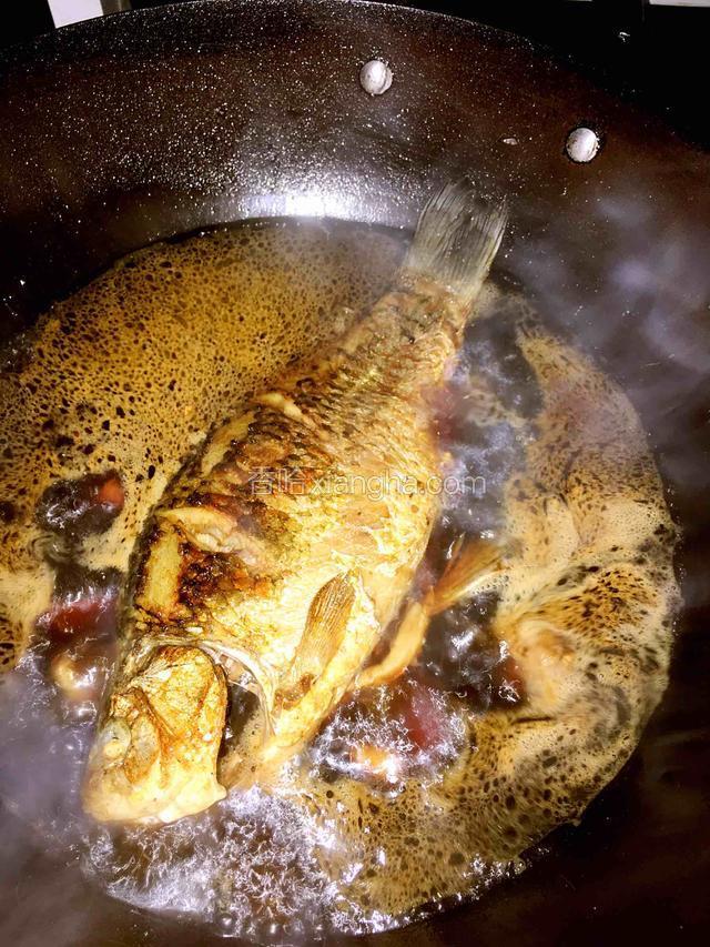 放入适量的清水，大火烧开加少许盐转中小火焖至（期间记得翻面）