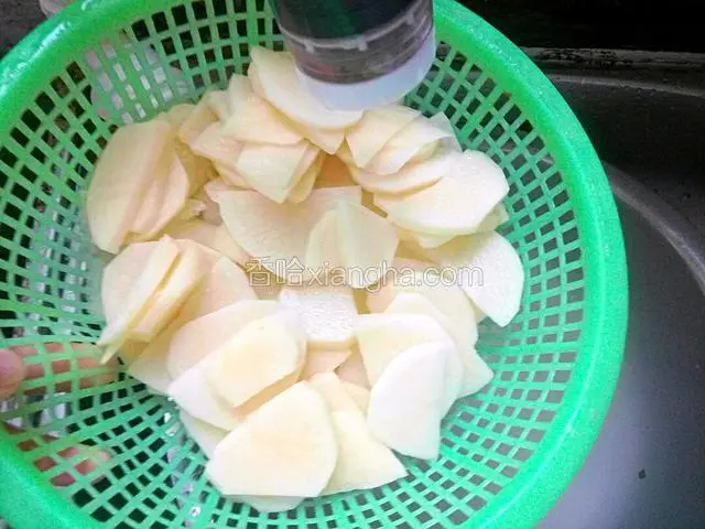 土豆片冲洗冷水去淀粉