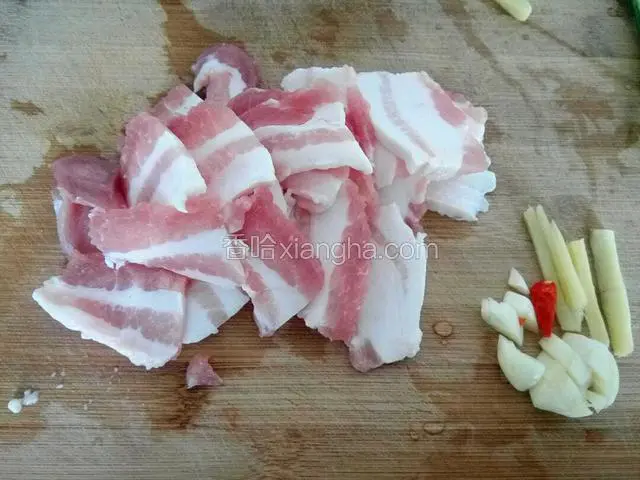 肉切片，姜蒜，朝天椒切丁