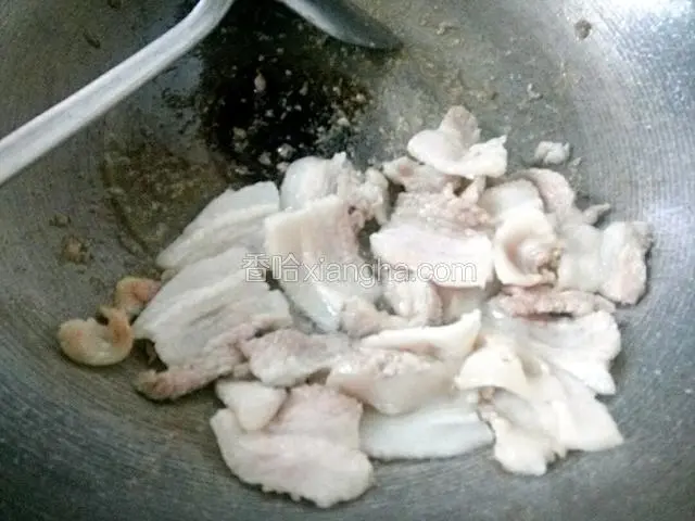 锅油热，倒入肉翻炒