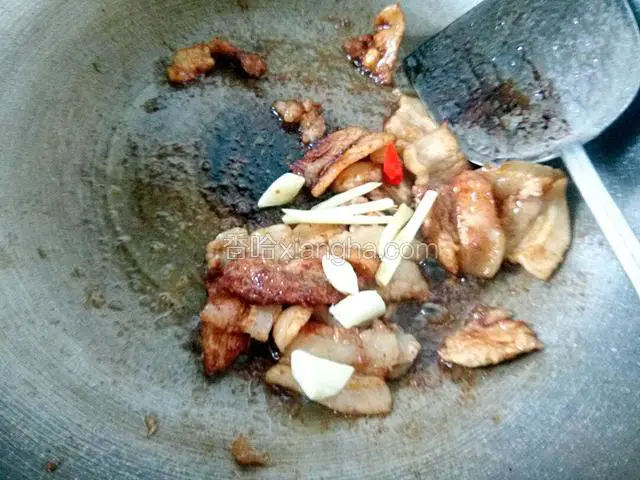 倒入李锦记酱油翻炒，加入姜蒜朝天椒