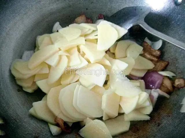 倒入土豆翻炒