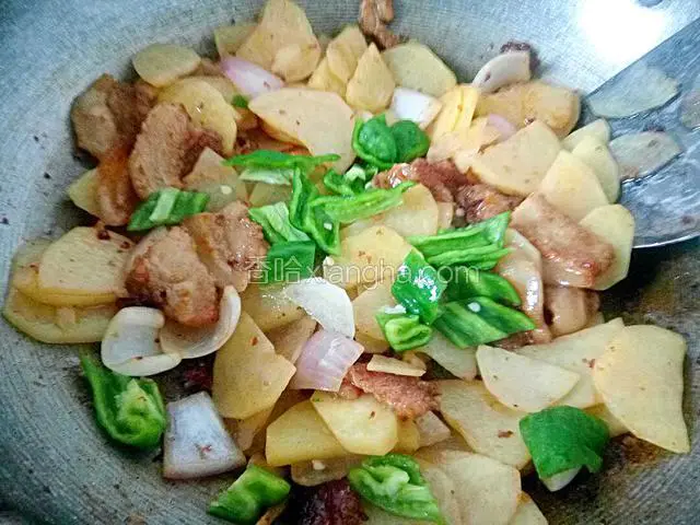 加入青辣椒翻炒